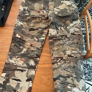 Under Armour camo hunting pants. Worn once 34/32